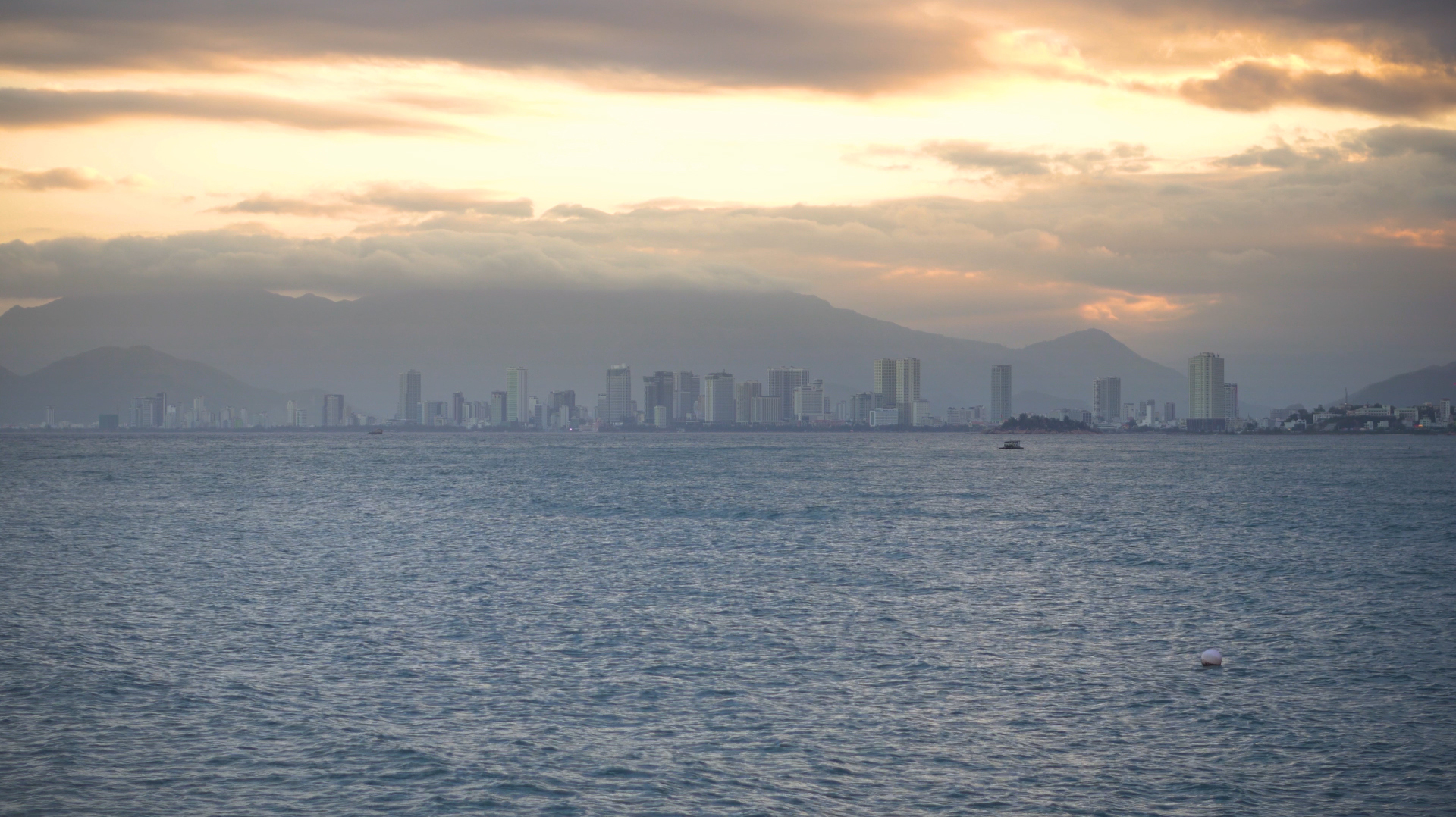 Hoàng Hôn NhaTrang hướng từ bãi du thuyền